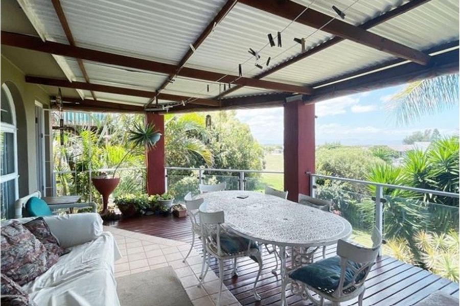 4 Bedroom Property for Sale in Wavecrest Eastern Cape